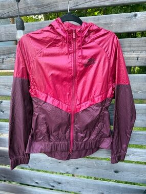 Nike Women's Colorblock Windbreaker Jacket - Red & Burgundy/Deep Wine
